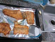三文鱼骨的家常吃法 烤带肉三文鱼骨风味独特